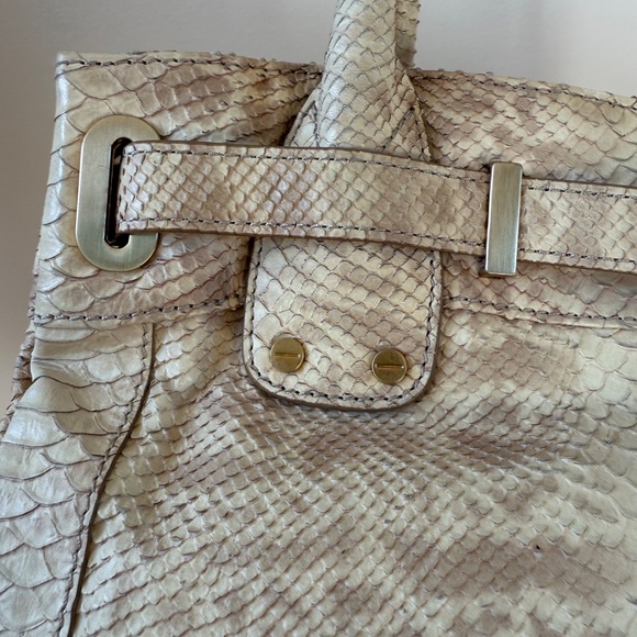 Large structured tote/satchel in pale cream-beige python-embossed leather - Picture 10 of 15